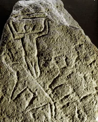 Forhistorie, bergkunst: helleristning (graffiti på stein), gravering av en jaktscene, neolitikum, steinalder