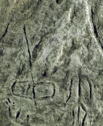 Forhistorie, bergkunst: helleristning (graffiti på stein) av en representasjon av en båt og en menneskeskikkelse. neolitikum, steinalder. (Aserbajdsjan) Bronsealder. Baku, Aserbajdsjan statlige religionshistoriske museum