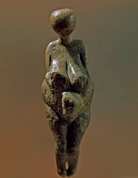Forhistorie: statue av Gravettian-kvinne fra stedet til Kostenki (Voronezh oblast). 30000-25000 f.Kr. Øvre paleolitikum, steinalder. St. Petersburg, Peter den store museum for antropologi og etnografi, Russland