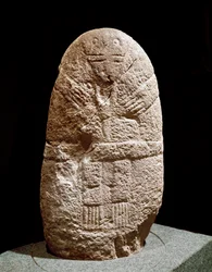 Forhistorien: statue-menhir. Steinalderen, yngre steinalder. Saint-Germain-en-Laye, Museet for nasjonale oldtidsfunn