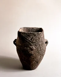Forhistorie: terrakottavase med firkantet åpning fra yngre steinalder fra Caverna Delle Arene i Candide (Liguria). Pegli, Villa Pallavicini-museet