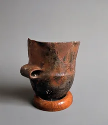 Forhistorie: terrakottavase med firkantet åpning fra yngre steinalder fra Caverna Della Pollera (Liguria). Pegli, Villa Pallavicini-museet