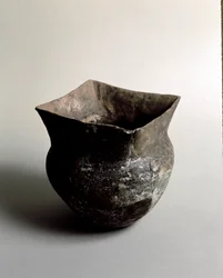 Forhistorie: terrakottavase med firkantet åpning fra yngre steinalder fra Caverna Delle Arene i Candide (Liguria). Pegli, Villa Pallavicini-museet