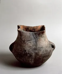 Forhistorie: terrakottavase med firkantet åpning fra yngre steinalder fra Caverna Delle Arene i Candide (Liguria). Pegli, Villa Pallavicini-museet