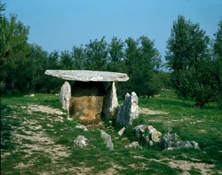 Forhistorie: utsikt over dolmen i Chianca med inngangskorridoren. Steinalder, yngre steinalder. 6.-3. århundre f.Kr. Bisceglie, Puglia, Italia