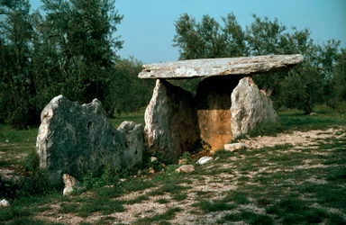 Forhistorie: utsikt over dolmen i Chianca med inngangskorridoren. Steinalder, yngre steinalder. 6.-3. århundre f.Kr. Bisceglie, Puglia, Italia