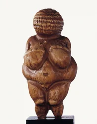 Venus fra Willendorf. Kalksteinsstatuett som avbilder en kvinne med svært utviklede former. 23000 f.Kr.