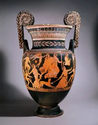 Pronomos-vasen. En gruppe skuespillere forbereder seg på å fremføre et skuespill. Voluttkrater med røde og hvite figurer malt av Pronomos. Keramikk. Mål: 74 cm. Inv. 81673. Museo Archeologico Nazionale, Napoli