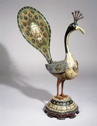 En qajar-påfugl malt med blomstermønstre og figurative kartusjer som avbilder hoffolk, 1800-tallet