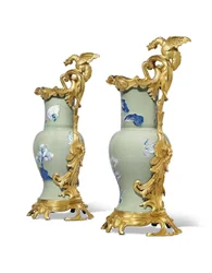 Et par Ludvig XV ewers, porselen 1662-1722, fester ca. 1745-49 (ormolu-montert porselen)