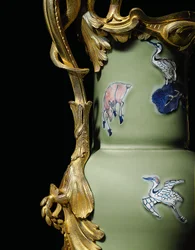 En av et par Louis XV ewers, porselen 1662-1722, fester ca. 1745-49 (ormolu-montert porselen)