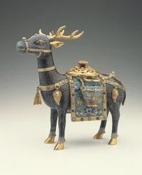 En figur av en hjort (cloisonne-emalje)