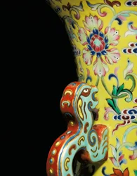 Detalj fra en av et par Imperial Famille Rose Vases (keramikk)