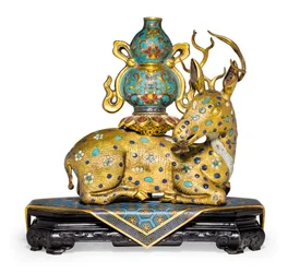 Et par liggende hjort (forgylt kobber og cloisonné emalje)