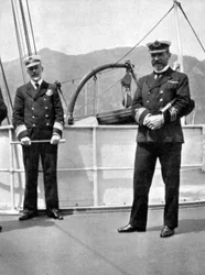 Kommandør Sir Archibald Milne 1855-1938 med kaptein V Stanley, 1908.