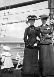 Prins Olav 1903-1991 med Lady Antrim og Miss Knollys, 1908.