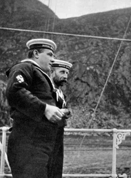 To sjømenn på kongeyachten utenfor kysten av Norge, 1904-1908.