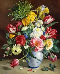 Tulipaner, roser, narcissi og andre blomster i en blå og hvit vase