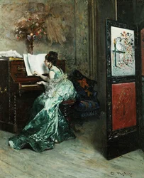 En dame som spiller piano i et interiør,