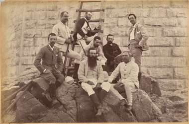Ledende ansatte i Messrs. Glover & Co. ved Sindh-broen (forside, øverst)