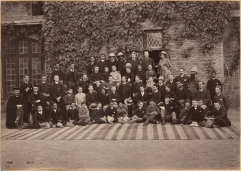 Elever og ansatte på mellomtrinnet, Bishop Cotton School, Shimla (verso)