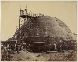 Sanchi stupa fra sør-vest under reparasjoner