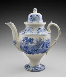 Kaffekanne, ca. 1829-1832 (blyglasert keramikk med overføringstrykk)
