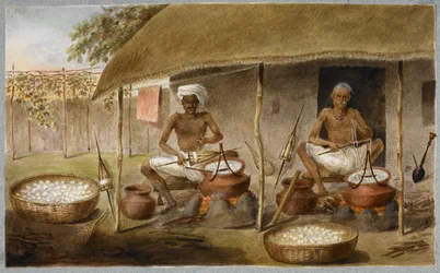 To menn som sitter utenfor en hytte og trekker ut silken fra kokonger, og vikler den i spindler ved å koke kokongene i vann, ca. 1820 (akvarell på papir)