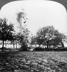 Et tysk granat som eksploderer, første verdenskrig, 1914-1918.