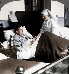 En soldat som skriver et brev på sykehus, første verdenskrig, 1914-1918