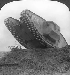 En tank bryter gjennom ledningen ved Cambrai, Frankrike, første verdenskrig, c1917-c1918