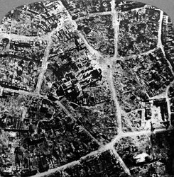 Luftfoto av ruinene av byen og basilikaen Albert, Frankrike, første verdenskrig, 1914-1918.