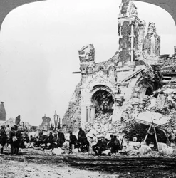 Tyske krigsfanger ved siden av ruinene av basilikaen Albert, Frankrike, første verdenskrig, 1914-1918.