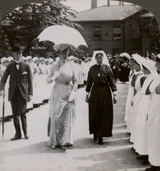 Hennes Majestet går gjennom æresvakten til sykepleiere ved RN Hospital, Hull, 1900-tallet