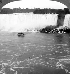 Niagara Falls and the Maid of the Mist, fra Canadian Cliffs, Canada.