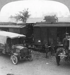Tropper og forsyninger hastes fra et jernbanehode til skuddlinjen, første verdenskrig, c1914-c1918