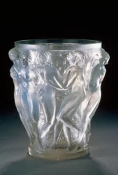Bacchantes vase i opaliserende glass, ca 1920, av Rene Lalique (1860-1945). Frankrike, 1900-tallet.