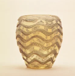 Kraftig formstøpt vase med bølgedesign i polert relieff av Lalique, ca. 1902