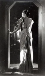 Kjole designet av Madeleine Vionnet (1876-1975)