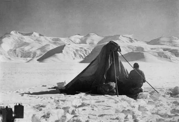 Dr. Wilson Sketching On The Beardmore Glacier, 13. desember 1911, 1913