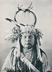 En indianer med hodeplagg med bøffelhorn, 1912