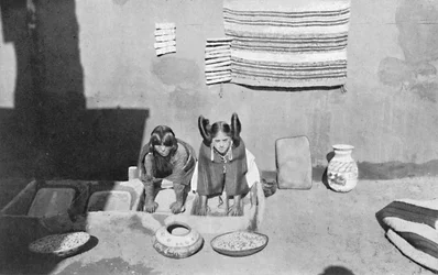 Hopi indiske kvinner maler maismel, Walpi, Arizona, 1912