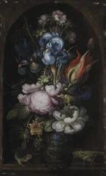 Bukett med blomster i en steinnisje
