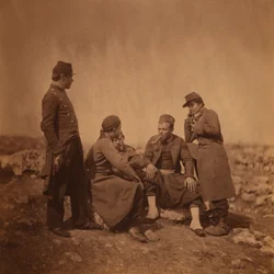 To stående franske soldater ved siden av tre sittende og røykende zouavesoldater, Krimkrigen, Krim, Ukraina