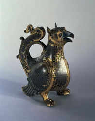Vannkanne i form av en griffin, tidlig på 1100-tallet (forgylt bronse med niello)