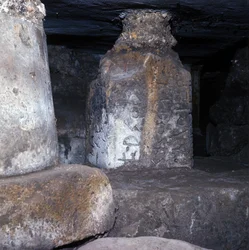 Antikkens Roma, arkaisk periode: tempel bygget under Lapis Niger, den svarte steinen, på Forum Romanum og med en av de eldste inskripsjonene på latin. 6. århundre f.Kr., Italia