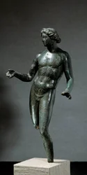 Apollo. Bronsestatue fra Mansat La Courriere, Creuse. 1. til 2. århundre e.Kr. Søn 0,295 m. Paris, Louvre-museet