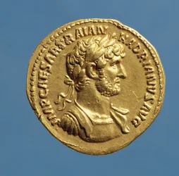 Aureus (forsiden) av Hadrian (AD 117-AD 138) drapert, cuirassed, iført en laurbærkrans. (gull) Innskrift: IMP CAESAR TRAIAN HADIANVS AVG