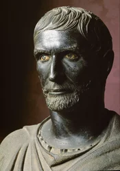 Byste av Brutus (Bruto Capitolino) (Den kapitolinske Brutus) - Bronseskulptur. 300 f.Kr., mål 79 cm - Roma, Kapitolmuseene, Palazzo dei Conservatori, Sala dei Trionfi - Byste av Lucius Junius Brutus, kjent som Den kapitolinske Brutus - Bronseskulptur