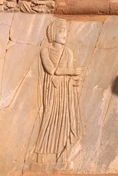 Nærbilde av det dekorative scenerelieffet av teatret i Sabratha, Libya, Tripolitania.
